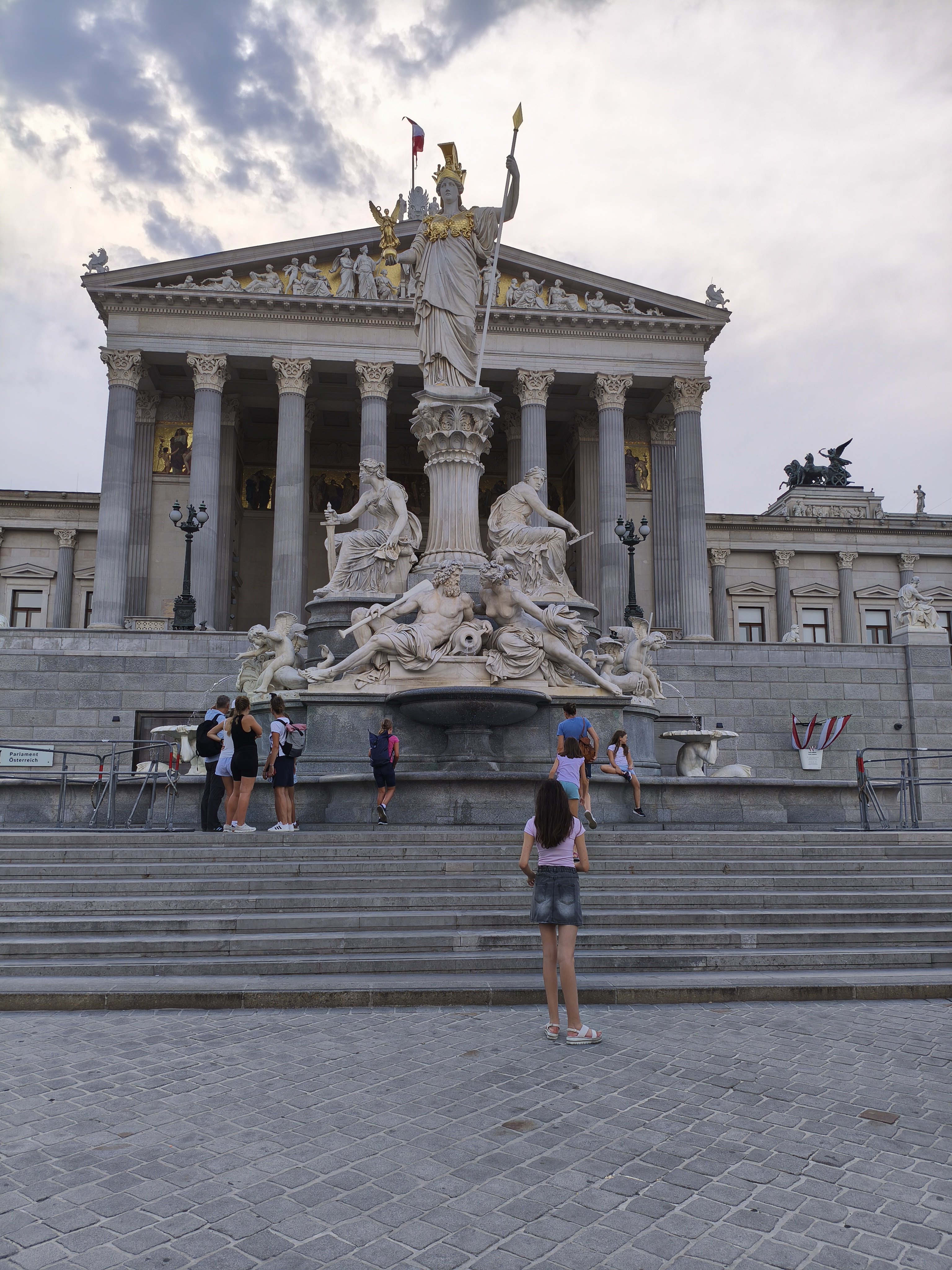 Parlament mit Pallas-Athene-Brunnen