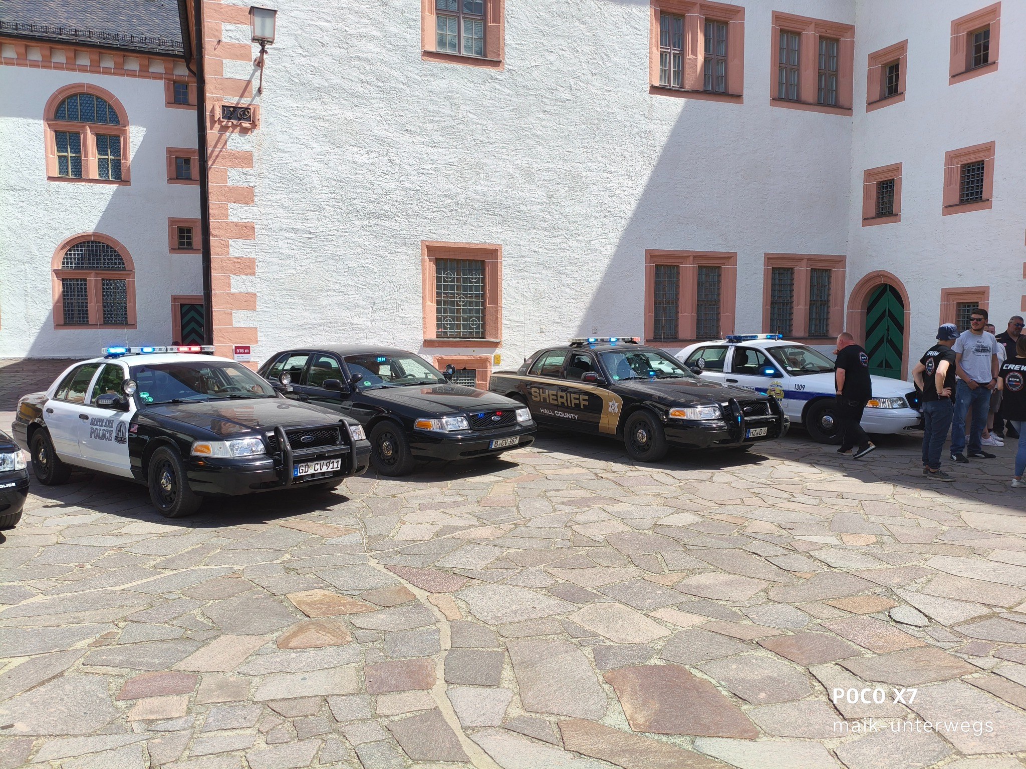 Amerikanische Polizeiautos auf Schloss Augustusburg